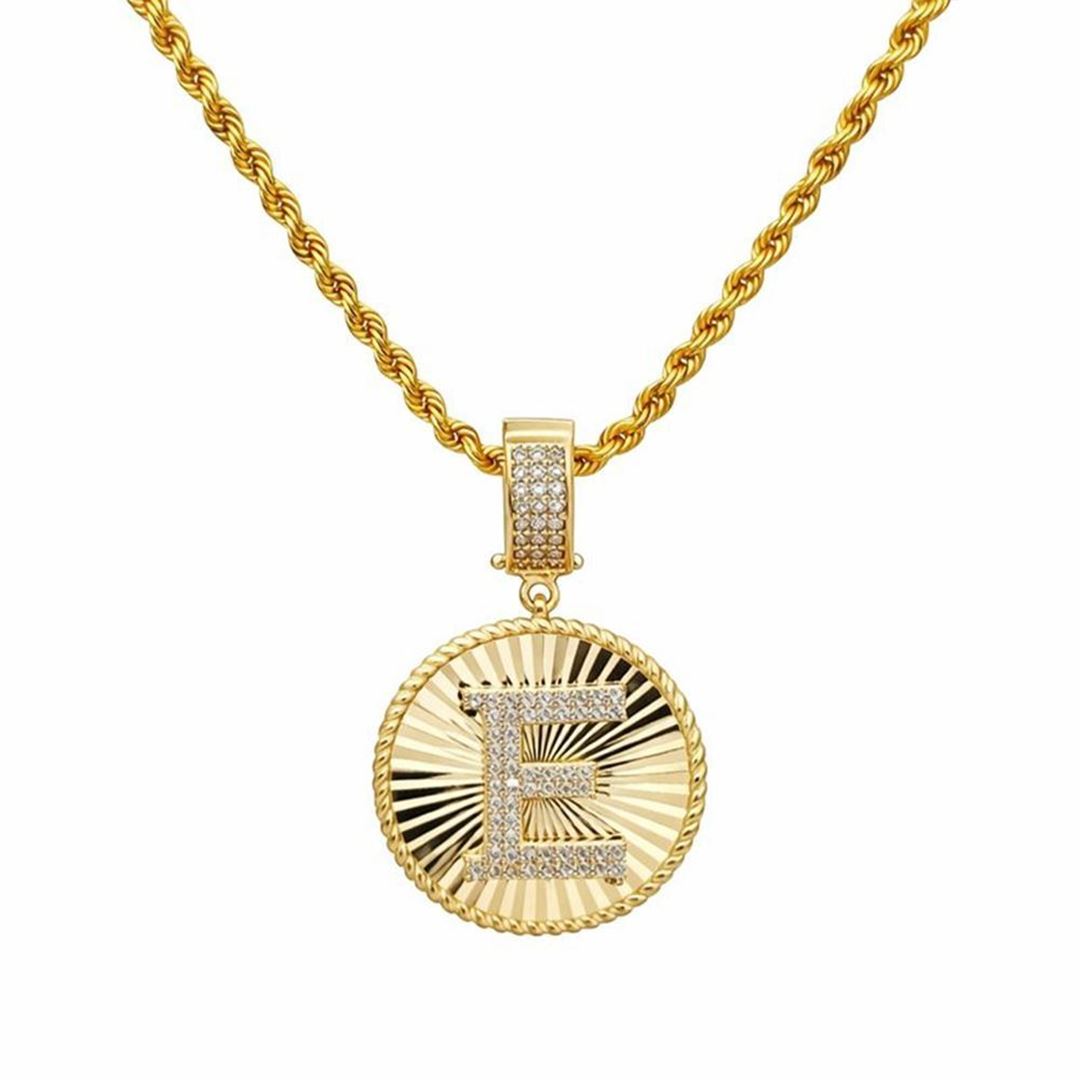 Kalemli Yuvarlak Taşlı Altın Harf Kolye Ucu – Özel Tasarım (2,2 × 2 cm – 0,2 mm)